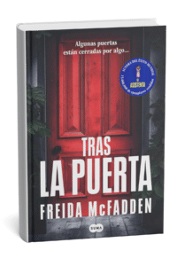Portada del libro Tras la puerta de Freida McFadden, con una gran puerta roja en primer plano, rodeada de hojas oscuras. En la parte superior aparece el texto “Algunas puertas están cerradas por algo…” y un sello circular azul que destaca que la autora es la creadora del éxito La asistenta.